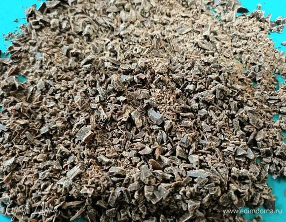 Измельчить шоколад.