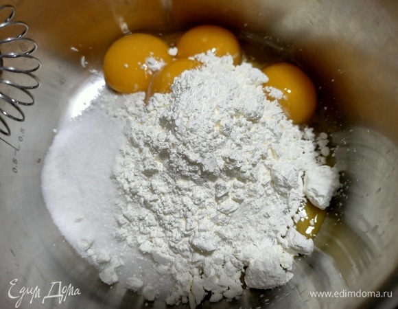 Растереть желтки с сахаром. Добавить кукурузный крахмал, перемешать с помощью венчика.