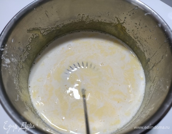 В кастрюле с толстым дном вскипятить молоко. Добавить к яичной массе, перемешать. Вернуть крем на плиту и варить до загустения при постоянном помешивании.