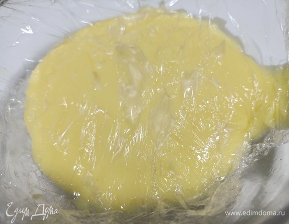 Готовый крем разделить пополам. Одну половину накрыть пищевой пленкой и дать остыть.