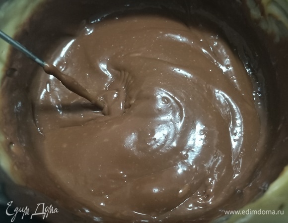 Во вторую половину крема добавить шоколад, перемешать.