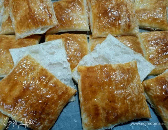 Готовые слоеные квадратики разделить пополам.