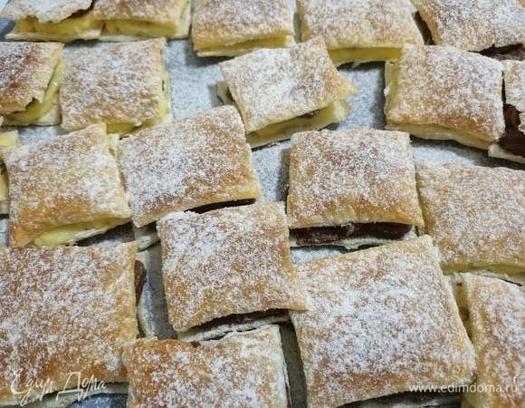Верх посыпать сахарной пудрой.