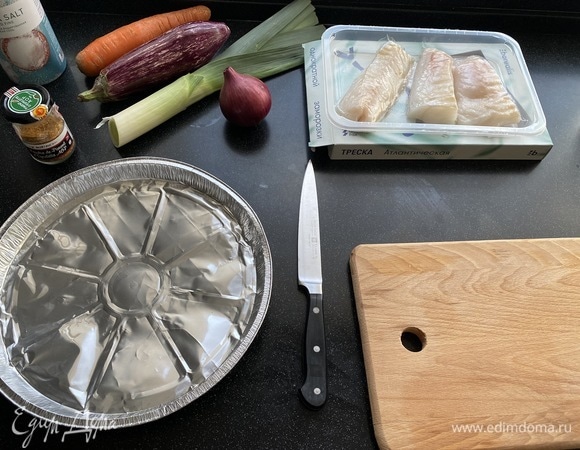 Морковь нарезаем кружочками, белую часть лука-порея нарезаем колечками толщиной около 0,4 мм.