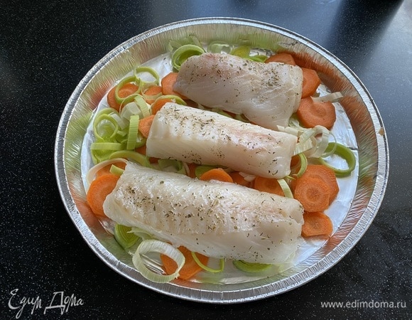 Форму смазываем оливковым маслом. Выкладываем морковь и лук-порей. Треску солим, перчим по вкусу, кладем поверх овощей, сбрызгиваем оливковым маслом.