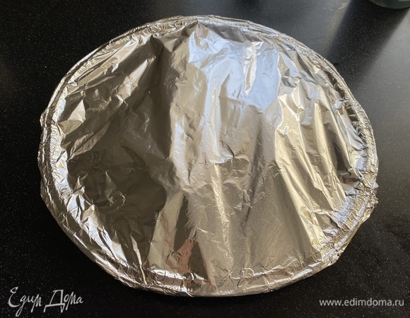 Форму накрываем фольгой. Запекаем в духовке при температуре 180°C 20 минут.