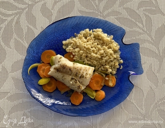 Отвариваем булгур. Раскладываем по тарелкам. Достаем из духовки треску. Также перекладываем овощи и рыбу на тарелки. Ужин готов. Приятного аппетита!