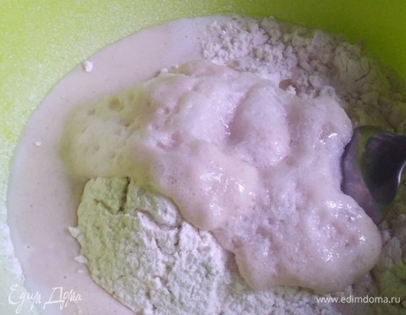 Дрожжи замочить в теплой воде с сахаром. Дать подняться в течение 10–15 минут. Добавить к просеянной муке. Влить молоко, растительное масло, соль.