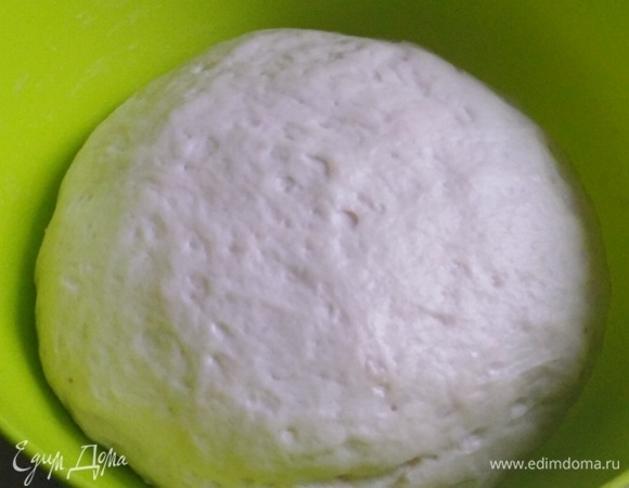 Подошедшее тесто обмять руками.