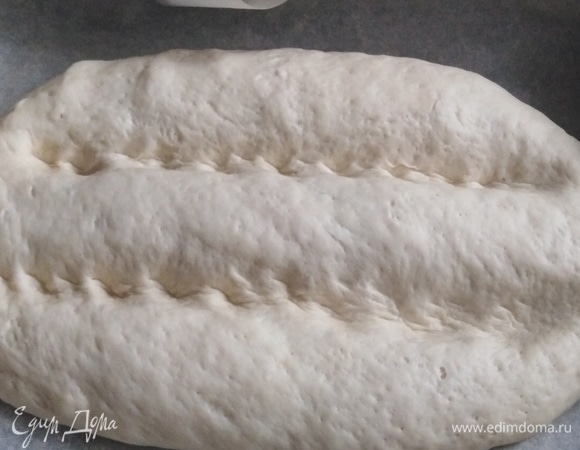 Руками в тесте сделать бороздки. Поставить в заранее разогретую духовку.