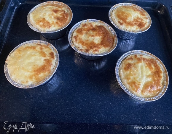 Соединяем творог, 1 яйцо, 1 столовую ложку сахара, соль на кончике ножа. Масса должна иметь однородную консистенцию. Формочки для маффинов смазываем оливковым маслом, раскладываем творожную массу по формочкам. Сверху смазываем желтком. Ставим в предварительно разогретый духовой шкаф на 20 минут при температуре 180°C.