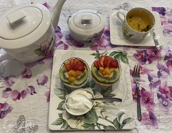 Достаем из духовки зарумяненные мини-запеканки. Украшаем сверху фруктами. На фотографии представлены клубника, киви и мушмула. Можно воспользоваться и другими яркими фруктами.