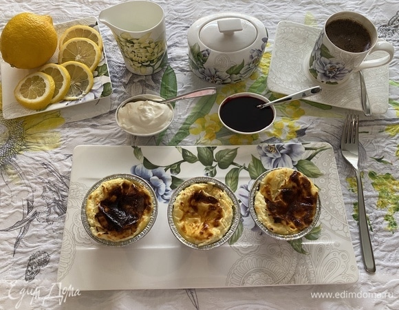 При отсутствии фруктов подавайте мини-запеканки со сметаной или любым вареньем. Приятного аппетита!