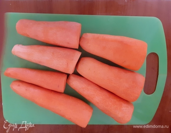 Чистим морковь и хорошенько промываем)