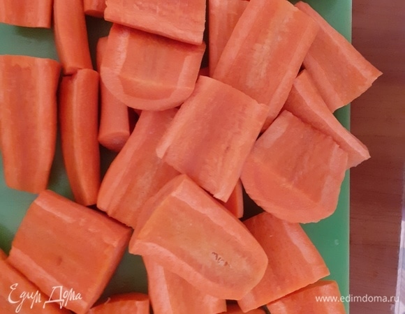 Разрезаем ее на кусочки (можно и помельче).