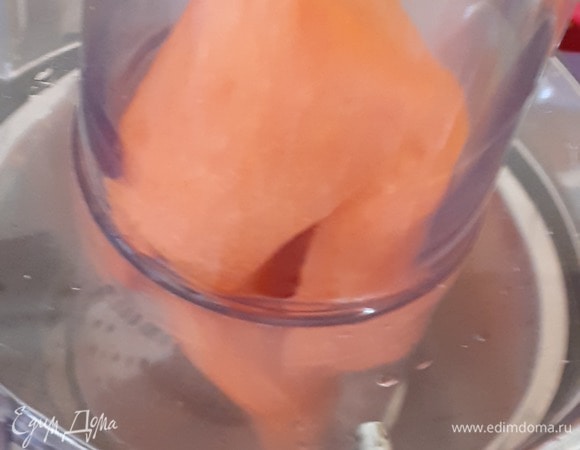 Закладываем в соковыжималку и выжимаем сок)