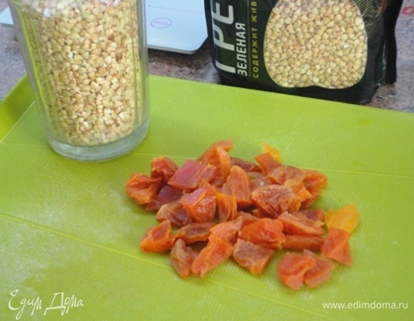 Вместо традиционной гречки я использовала зеленую. Курагу нарезать кусочками.