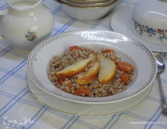 Оставшееся сливочное масло добавить к гречке, перемешать и подавать с карамелизированными грушами. Оставшееся на сковороде сливочное масло с сахаром можно вылить в кашу.