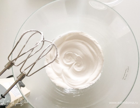 Белки отделить от желтков, взбить в пену, добавить сахар и взбить миксером до образования воздушной глянцевой плотной массы.