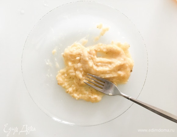 Размять банан вилкой.