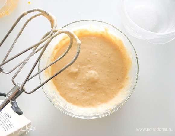 В муку добавить разрыхлитель, затем муку аккуратно добавить в молочно-яичную смесь и перемешать все в однородную массу.