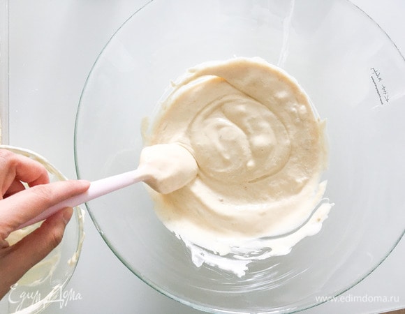 Аккуратно добавить в наше тесто часть взбитых белков, перемешать лопаткой, чтобы белки не осели, и перелить тесто к оставшимся белкам, аккуратно перемешать лопаткой.