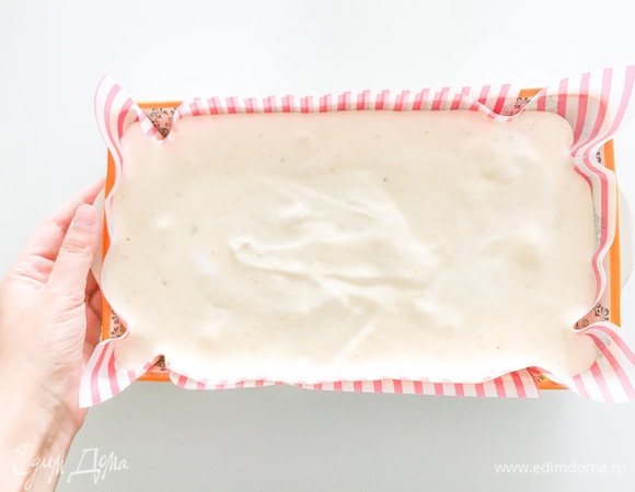 Форму выстелить бумагой, вылить тесто, разровнять и выпекать в духовке при 160°C 25–30 минут, проверяя шпажкой готовность бисквита.