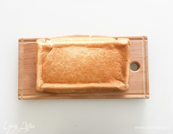 Достать бисквит из духовки, остудить, перевернуть и вынуть из формы, убрать в холодильник на ночь.