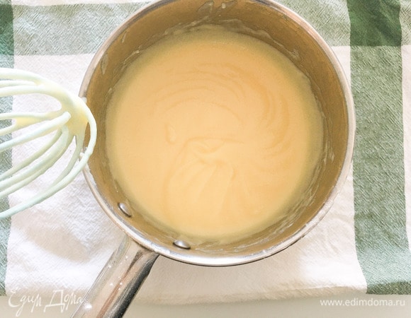 Добавить яйца и продолжать мешать венчиком, пока смесь не загустеет.