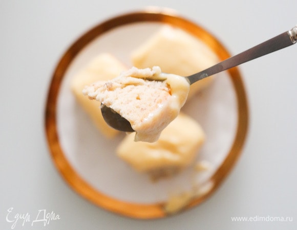 Достать крем, взбить миксером, достать бисквит, аккуратно вылить крем на бисквит, разровнять и нарезать на порции (до этого я еще на час убрала все в холодильник, чтобы крем схватился на бисквите). Наш банановый кекс готов 🍌! Приятного аппетита!