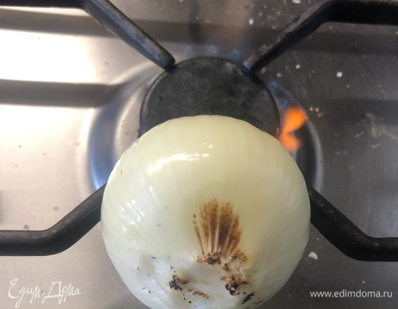 С целой луковицей делаем так же, как и с морковью, отправляем в квасный бульон.