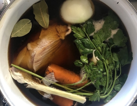 Добавляем в бульон перец горошком, лаврушку, зелень, корень чеснока и оставляем на пару часов.