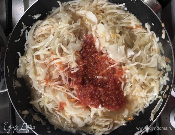 Пока варится колено, обжариваем мелко нарезанный лук до золотистого цвета, добавляем квашеную капусту, соль, перец, сахар, томатную пасту, немного воды, оставляем тушиться. Капуста не должна получиться разваренной.