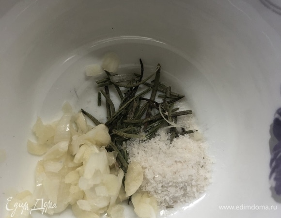 В ступку кидаем оставшийся чеснок, розмарин, лавровый лист, соль, оливковое масло, толчем — этим соусом будем натирать рульку перед запеканием.