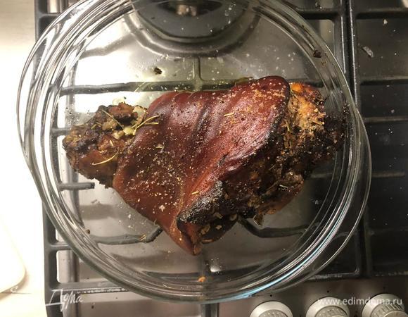 Форму смазываем оливковым маслом, натираем рульку получившимся соусом, перчим, убираем в разогретую до 200°C духовку минут на 30.