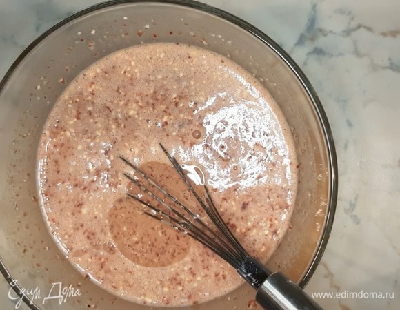 Печень измельчаем на мясорубке через мелкую решетку один раз (если у вас решетка крупная, тогда два раза). Добавляем яйца и тщательно вымешиваем. Вливаем молоко комнатной температуры. Всыпаем муку со щепоткой соды (прям чуть-чуть). Добавляем соль, перец и растительное масло. Даем тесту отдохнуть минут 20. Густоту теста при необходимости регулируем добавлением молока или муки.