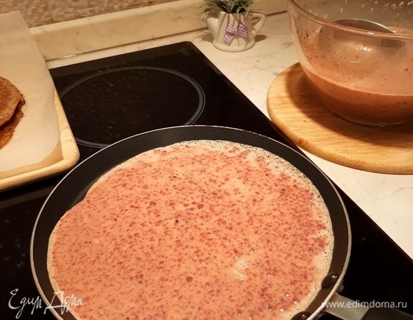 Выпекаем блины на хорошо разогретой сковороде на огне чуть выше среднего.