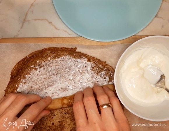 Готовые блинчики смазываем соусом из сметаны (или майонеза) с чесноком. Их можно скрутить рулетиком, а можно и собрать тортом. Зеленью укропа можно посыпать сверху готовые рулетики или же посыпать ею каждый намазанный блинчик до скручивания. Будет очень вкусно! 🍴Приятного аппетита🍴