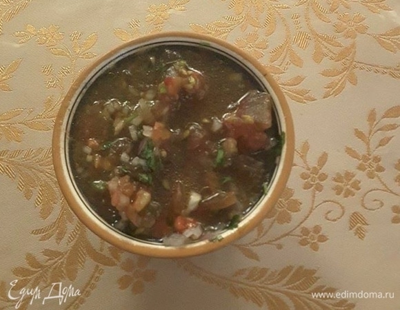 Секрет хорошего пебре — как можно мельче нарезать все ингредиенты. Мелко нарежьте лук-шалот или красный лук и замочите в холодной подсоленной воде на 15 минут. Очистите помидоры (один большой или два средних) от кожицы и тоже мелко нарежьте.