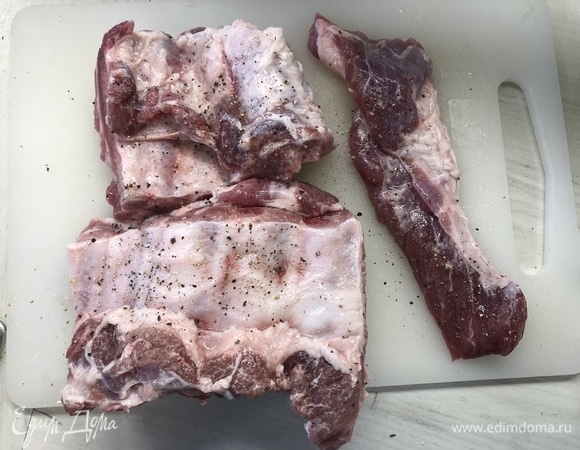 Свиные ребра режем на крупные куски, солим и перчим с двух сторон.