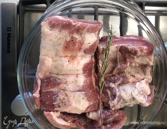 Выкладываем ребра в емкость для запекания, добавляем веточку розмарина и перец горошком.