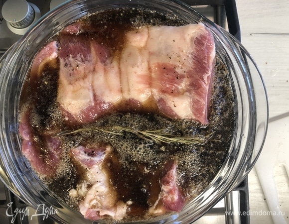 Заливаем колу до верха, закрываем крышкой (если нет, то фольгой) и убираем в разогретую до 160–180°C духовку на 3–6 часов, запекаем, пока жидкость в емкости не будет выглядеть, как кисель.