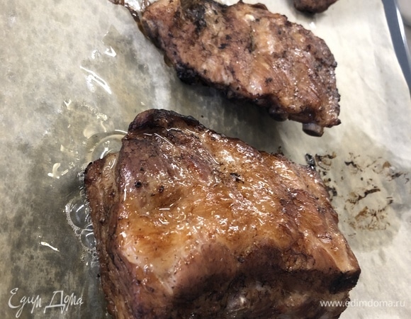 Уже готовые ребра аккуратно перекладываем на противень, застеленный пергаментной бумагой, и отправляем в духовку при 230°C еще на 20 минут — для придания золотистой румяной корочки.
