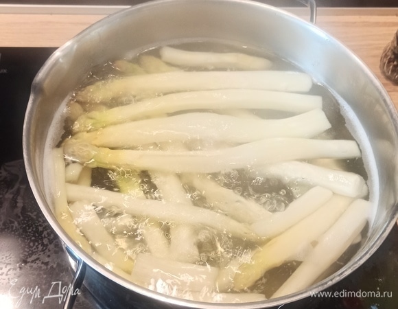 Довести воду до кипения, посолить, добавить спаржу. Варить около 15 минут. Проткнуть спаржу кончиком ножа, чтобы проверить готовность. Если вы любите спаржу мягкую, можно варить и дольше, но не более 25 минут.