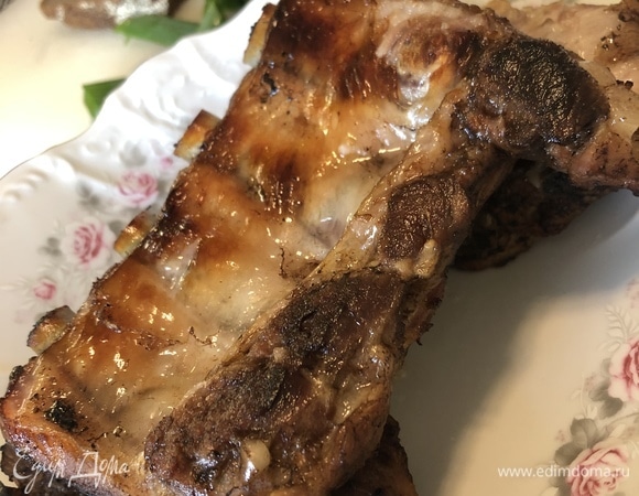 Готовое блюдо подавать с черным хлебом, зеленым луком и перьями чеснока. Приятного аппетита!