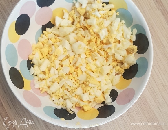 Отварить и мелко нарезать яйца.