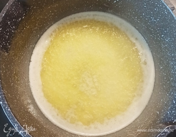 Растопить сливочное масло в кастрюле или микроволновой печи.