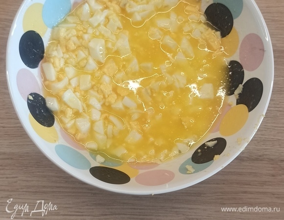 В отдельной пиале смешать сок половины лимона, масло и нарезанные яйца, посолить, поперчить по вкусу.