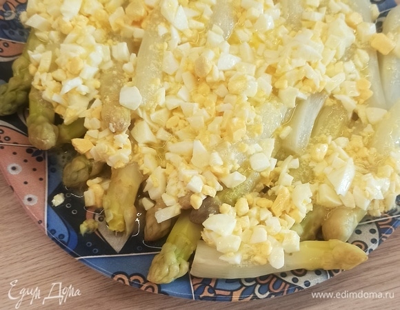 Достать спаржу из воды, выложить на тарелку и полить соусом с яйцами, по желанию посыпать рубленой петрушкой. Подавать в горячем или холодном виде, например, с хлебными тостами, в качестве закуски, гарнира, или основного блюда! Приятного аппетита!)