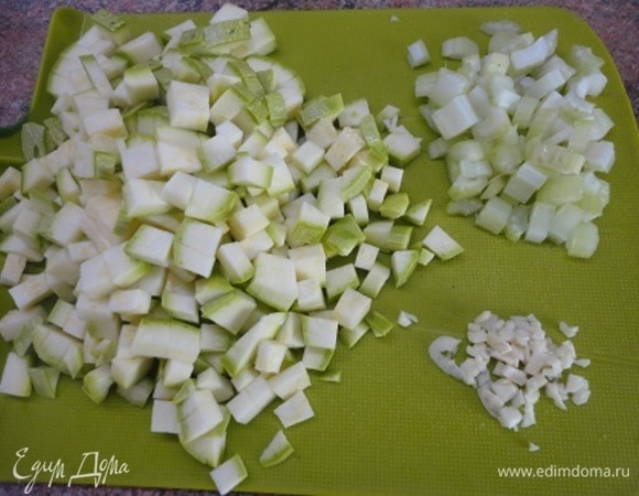 Фасоль перед варкой замочить на несколько часов. Отварить без добавления соли. Количество воды в рецепте не указано, поэтому решайте сами, насколько густой суп вы хотите получить. В любом случае оставшийся отвар можно заморозить и использовать позже. К сожалению, у меня не было корня сельдерея, поэтому я использовала стебель. Все овощи нарезать небольшими кубиками, чеснок порубить.